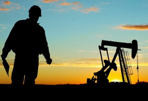 Giá dầu tăng vọt lên ngưỡng 40 USD/thùng