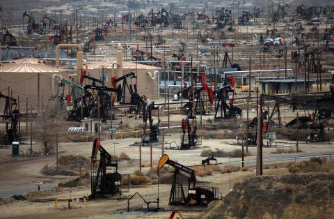 Mỹ lại sắp dìm giá dầu xuống dưới 50 USD/thùng